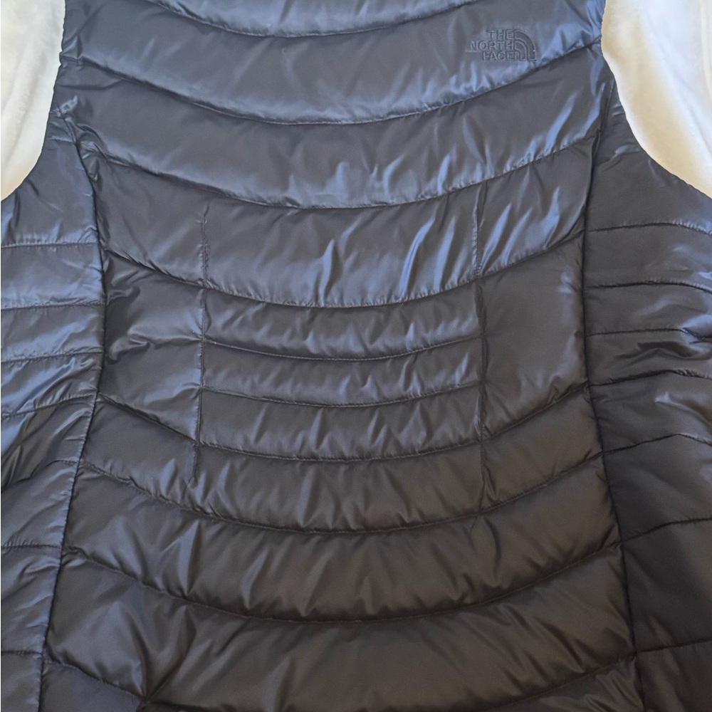 The North Face Women's Charcoal Puffer Vest - Picture 5 of 9